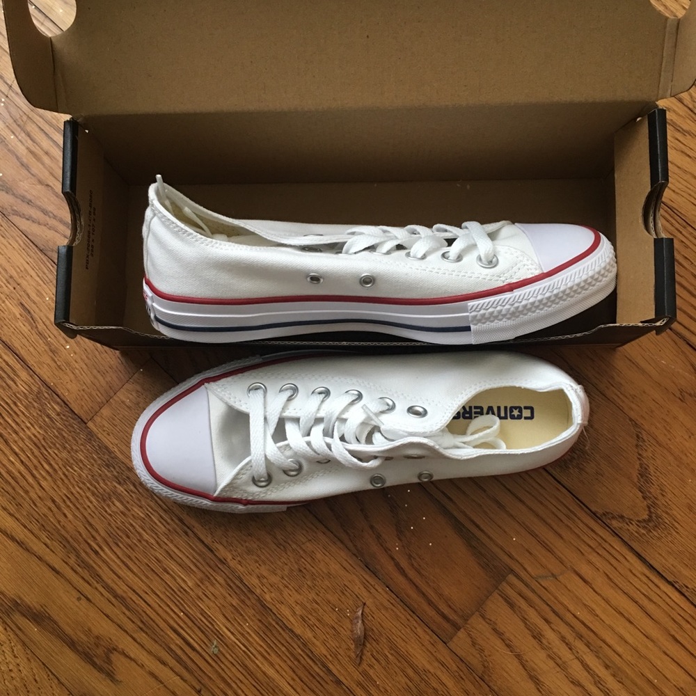 White Low-Top converse NWT sz 7!!!